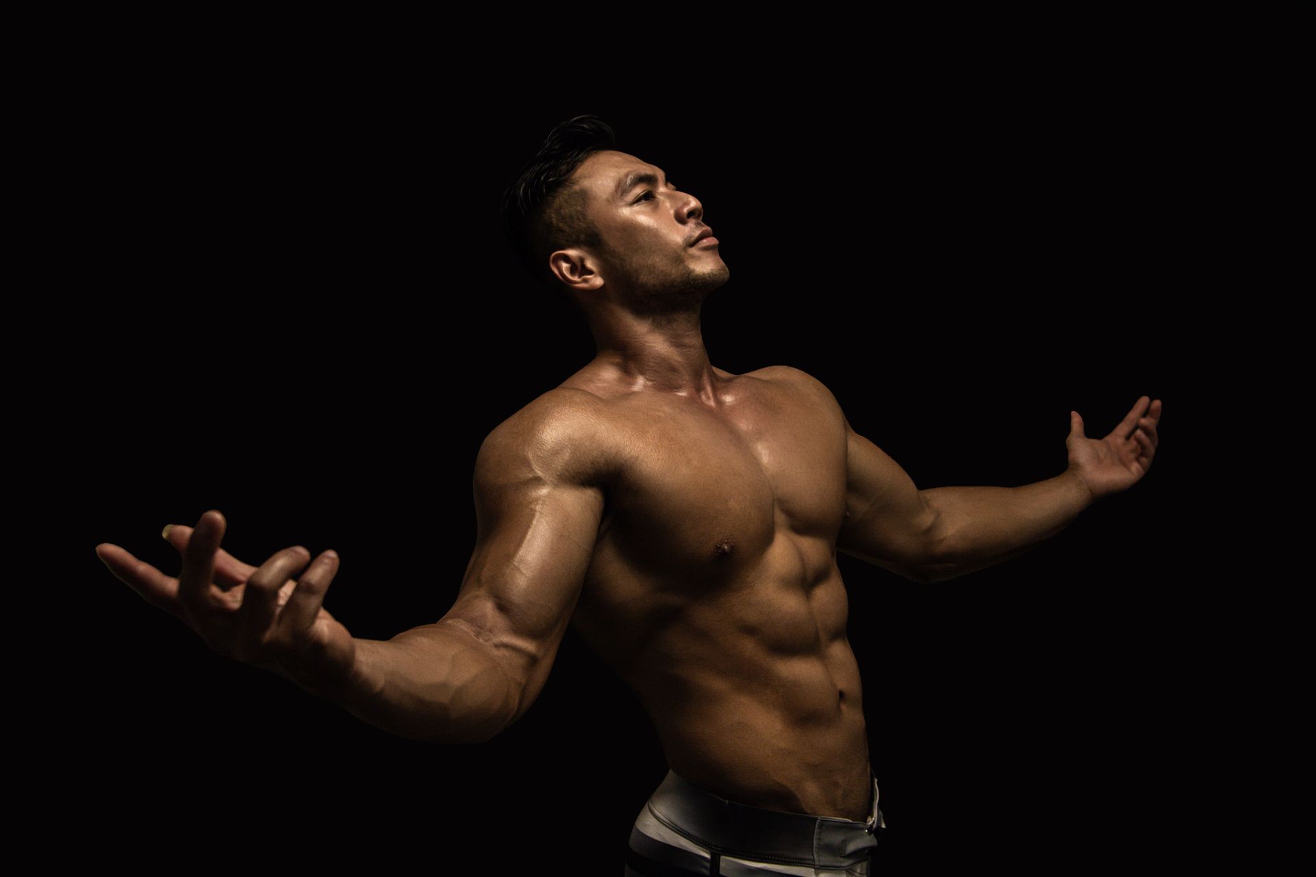 Lean, defined athlete in dramatic light — clenbuterol and ketotifen cutting guide